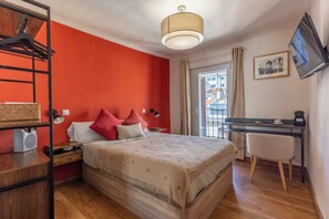 Habitación estándar doble, balcón, vistas a la ciudad | Escritorio, wifi gratis, ropa de cama