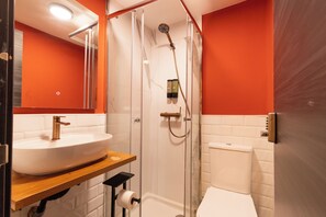 Habitación doble superior, balcón | Baño | Toallas, jabón, champú y papel higiénico