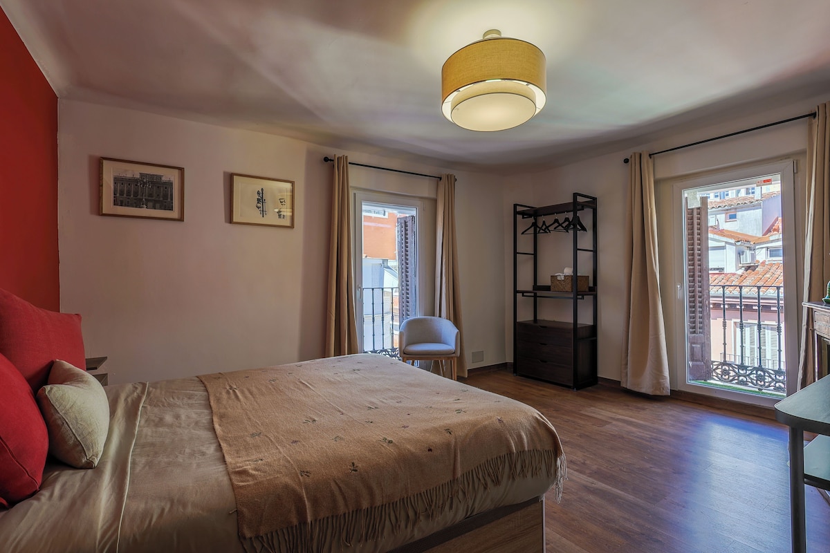 Habitación doble superior, balcón | Escritorio, wifi gratis, ropa de cama