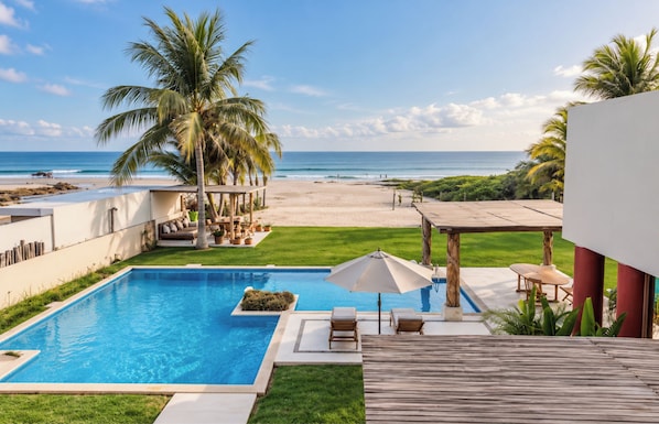 A pool area with a view of the beach and ocean. - Casa Serena (Santa María Colotepec)