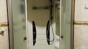 Standard-Doppelzimmer, Blick auf den Innenhof | Badezimmer | Handtücher, Seife, Toilettenpapier