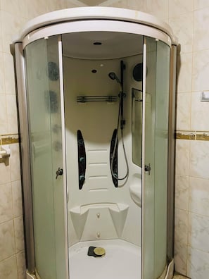 Standard Double Room, Courtyard View | Bathroom | Towels, soap, toilet paper - HOSPEDAJE  PUNTO CLAVE (Ica)