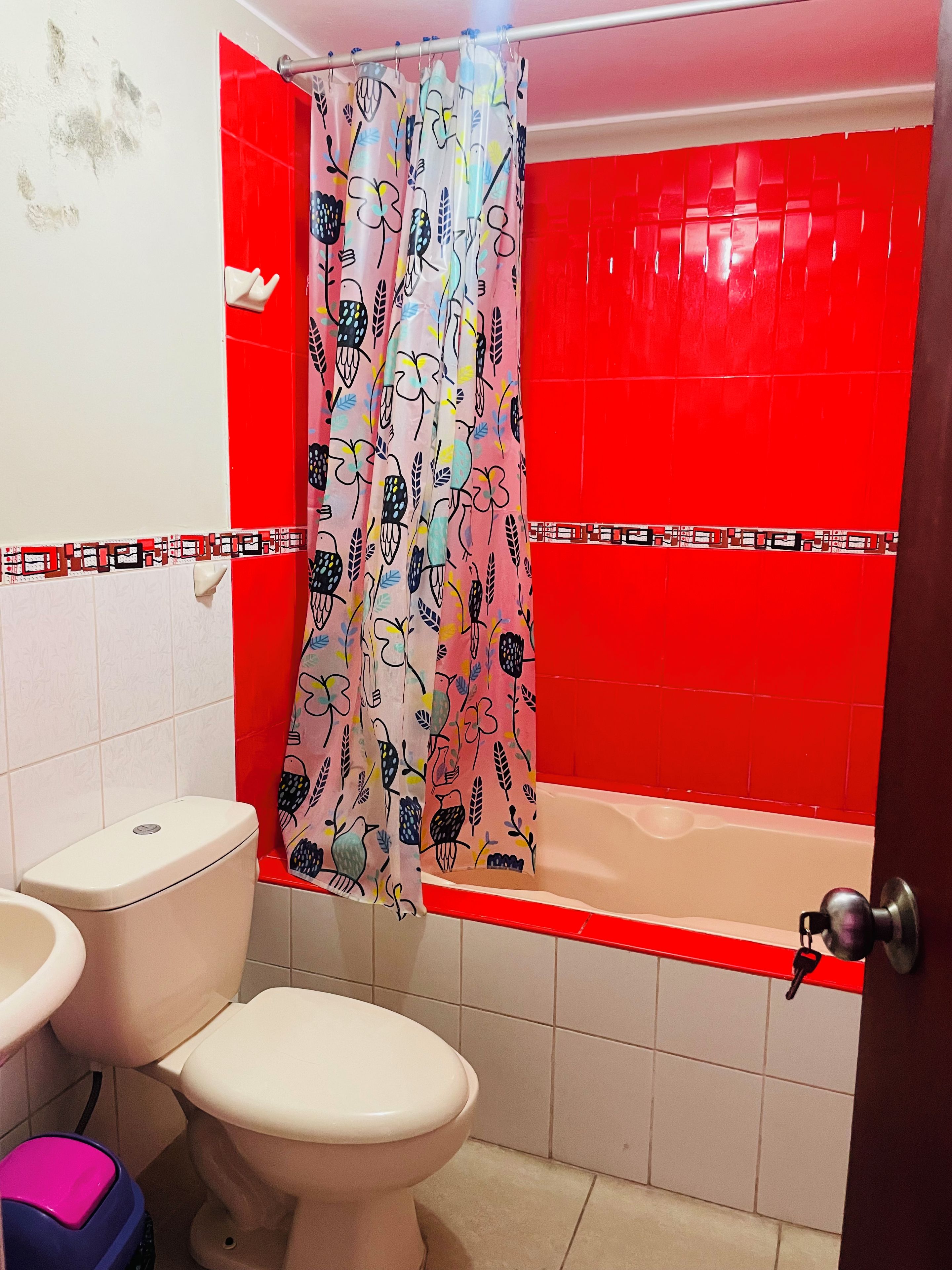A bathroom with a toilet, sink, and bathtub.