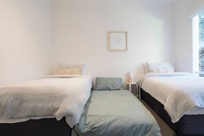 There is a single trundle bed for flexible sleeping arrangements. - Moonah Retreat—Coastal Serenity near Hot Springs (Sorrento)
