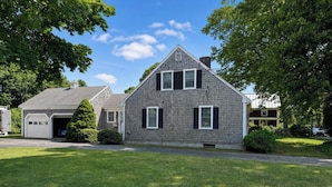 Exterior - Charming 3 bedroom home just 1 MILE to Surf drive Beach! Located between downtow (Falmouth)