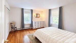 Room - Charming 3 bedroom home just 1 MILE to Surf drive Beach! Located between downtow (Falmouth)