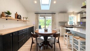 Dining - Welcome to your Cape Cod getaway! ONLY 1.5 miles to Menauhant Beach, this charmi (East Falmouth)
