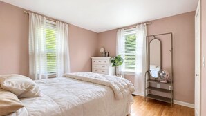 Room - Welcome to your Cape Cod getaway! ONLY 1.5 miles to Menauhant Beach, this charmi (East Falmouth)