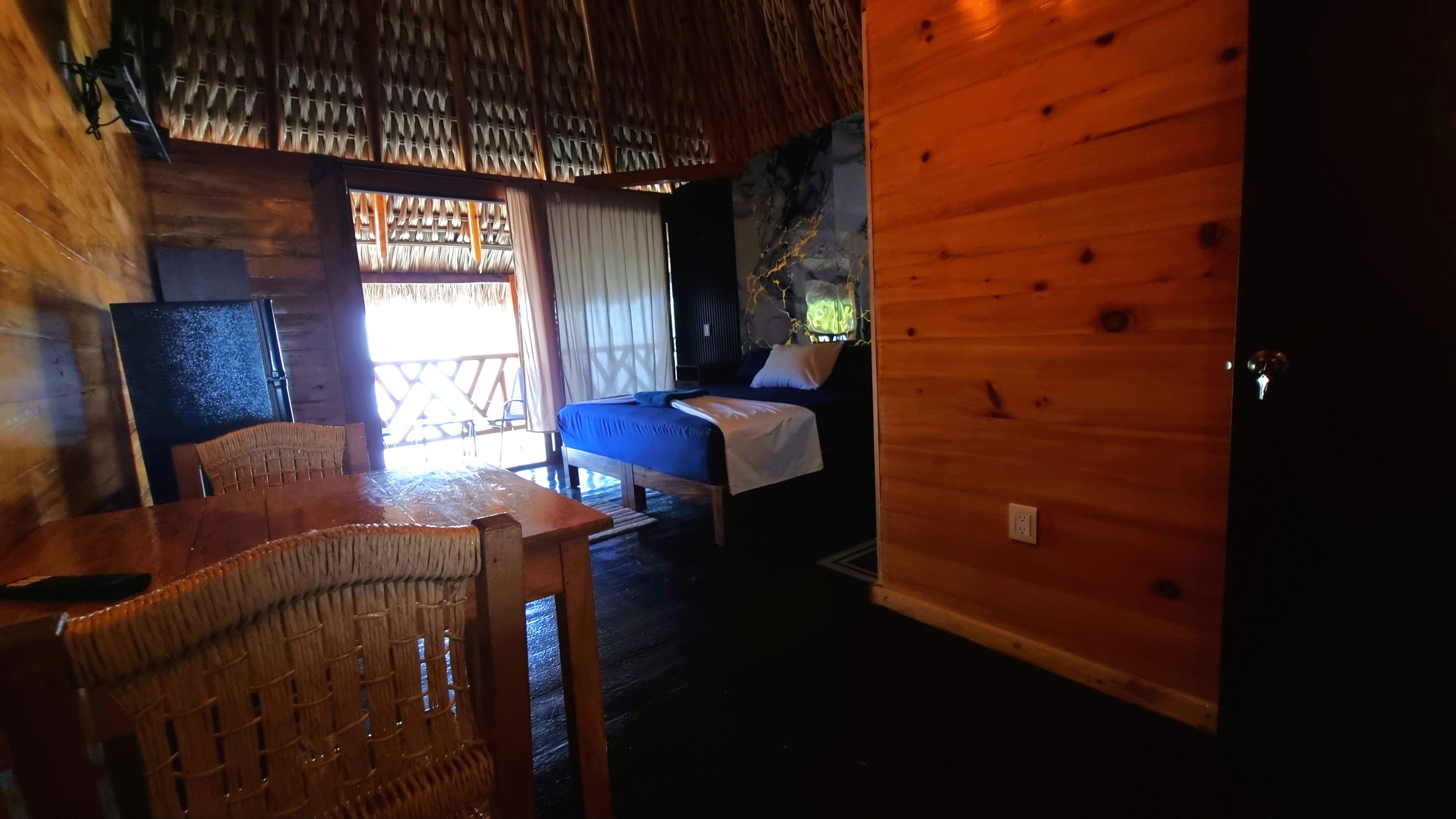 標準雙人房, 1 張特大雙人床, 部分海景 | 用餐區