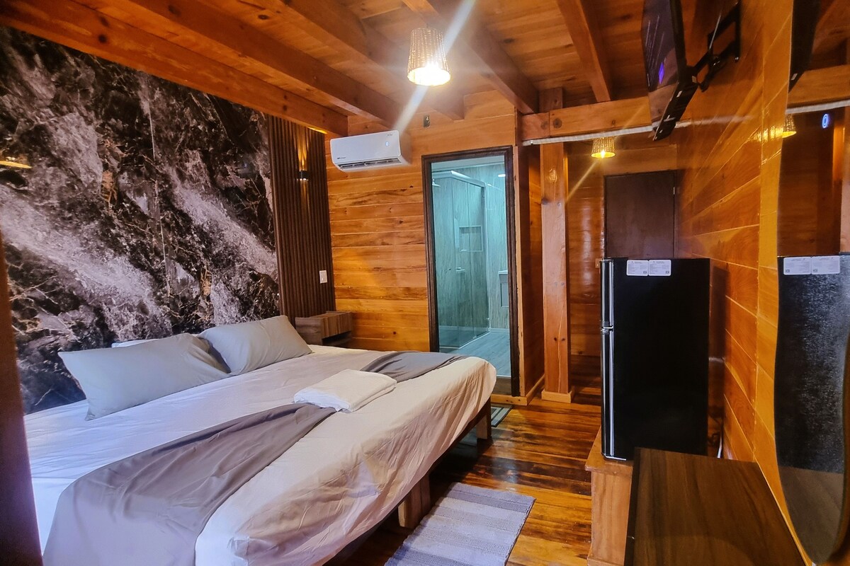 Deluxe-Doppelzimmer, 1 King-Bett, Klimaanlage, eingeschränkter Meerblick | Kostenloses WLAN