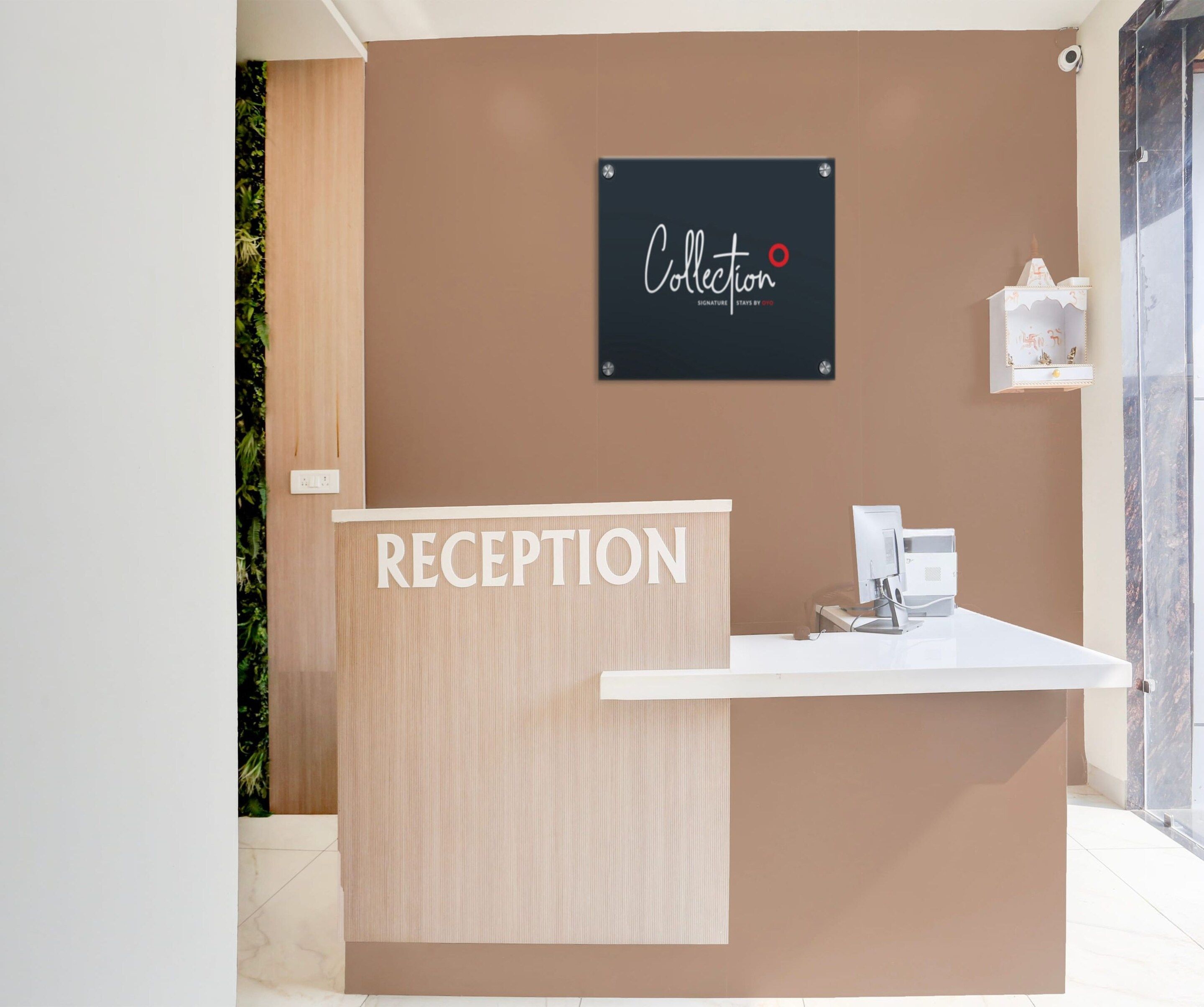 Un comptoir d’accueil surmonté d’une enseigne indiquant « Collection » et en dessous, une autre enseigne indiquant « RÉCEPTION ».
