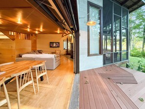 Ein modernes Interieur mit einer Holzessecke, einer Couch und einem an der Wand befestigten Fernseher.
