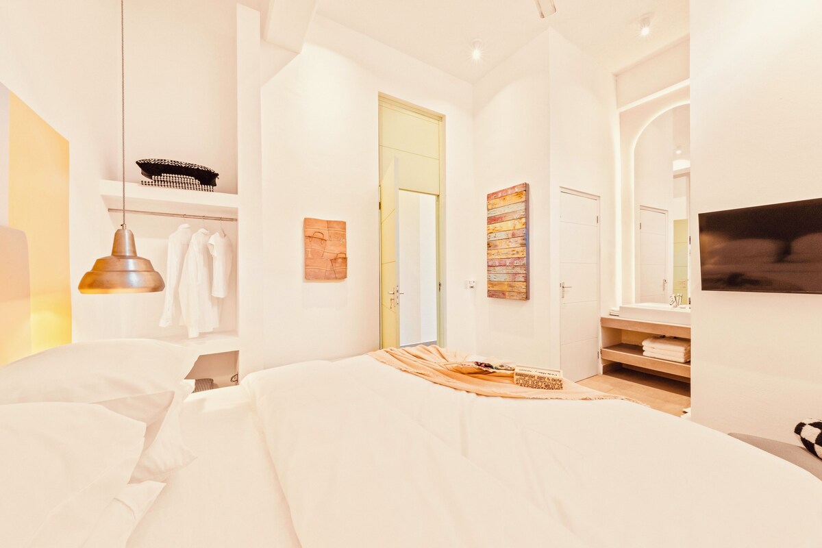 Condo Deluxe, 2 phòng ngủ, dịch vụ dọn phòng, quang cảnh thành phố | Két bảo mật tại phòng, bàn, khu vực làm việc phù hợp cho laptop 