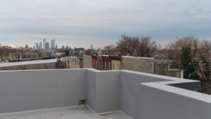 A rooftop with a view of a city skyline, including several high-rise buildings. - Modern 2BR 2BA Apt - Near Temple University (Philadelphia)