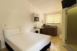 A bedroom with a bed, a kitchenette, and a bathroom. - Club Voca Studio w/ Resort-Style Pool! (Playas del Coco)