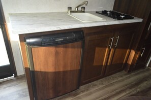 Una cocina con lavavajillas, un lavabo y una estufa.