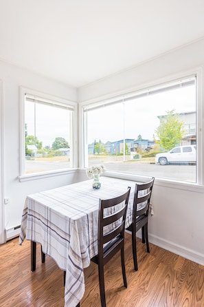 Dining - Sunny Hills 2-bedroom house in welcoming Port Angeles for your getaway (Port Angeles)