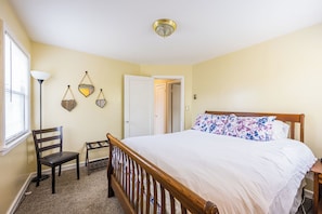 Room - Sunny Hills 2-bedroom house in welcoming Port Angeles for your getaway (Port Angeles)