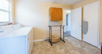 Sunny Hills 2-bedroom house in welcoming Port Angeles for your getaway