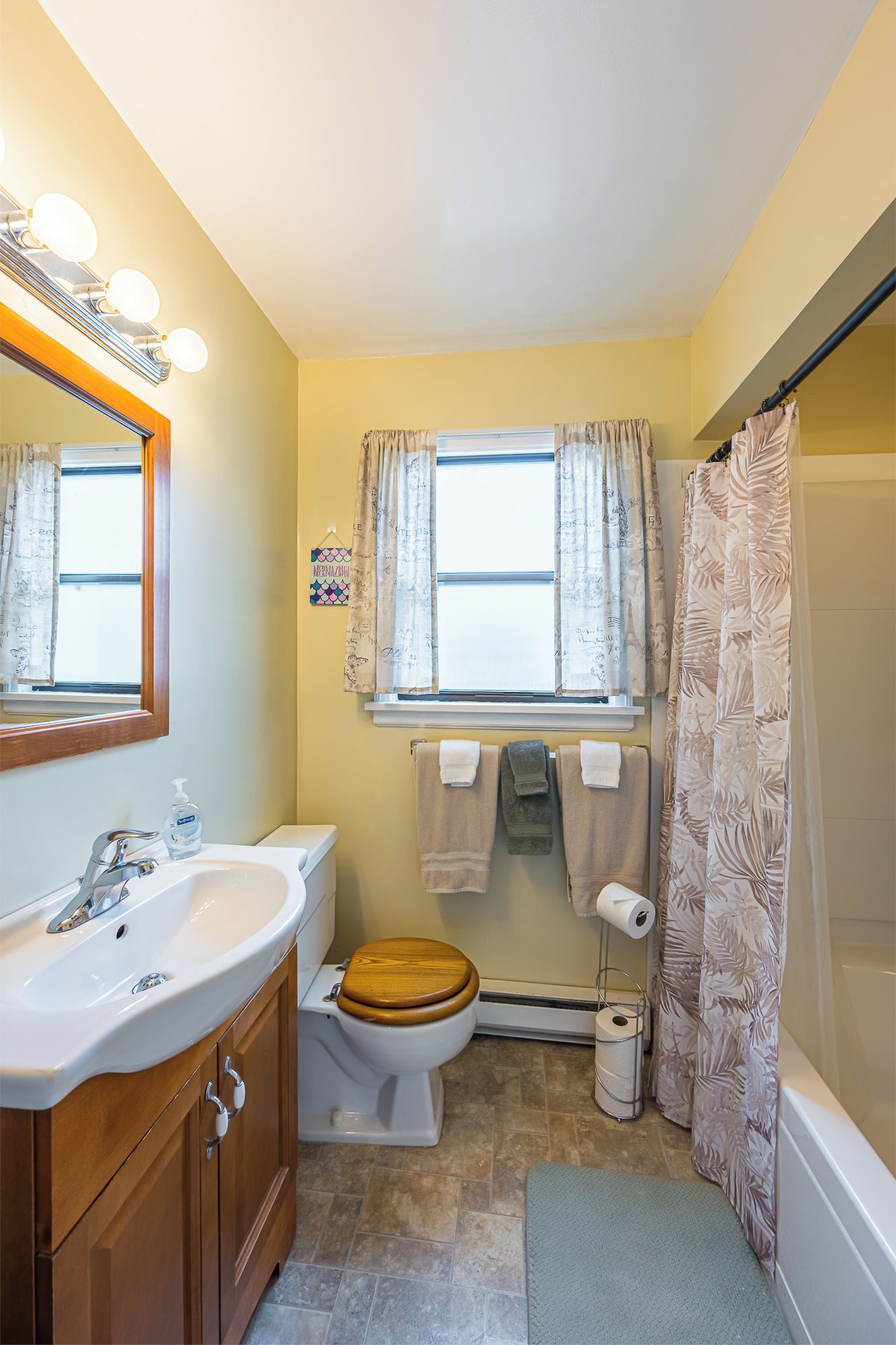 Un baño con lavabo, inodoro y ducha.