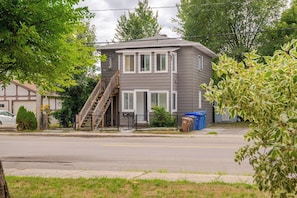 Exterior - Appartement familial 2 chambres près d’Ottawa – Wi-Fi et stationnement (Gatineau)