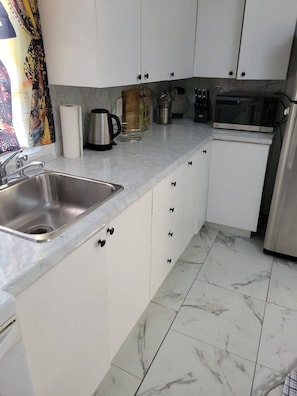 Private kitchen - Appartement familial 2 chambres près d’Ottawa – Wi-Fi et stationnement (Gatineau)