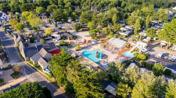 Oversigtsbillede af et boligområde med en swimmingpool, et overdækket udendørsområde og flere campingvogne.