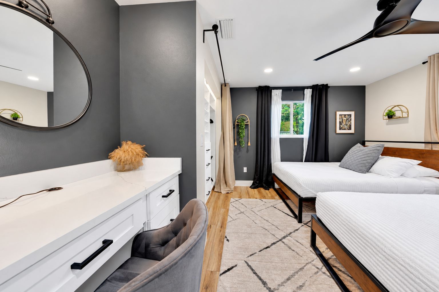 Un dormitorio moderno con cama, mesita de noche y espejo.