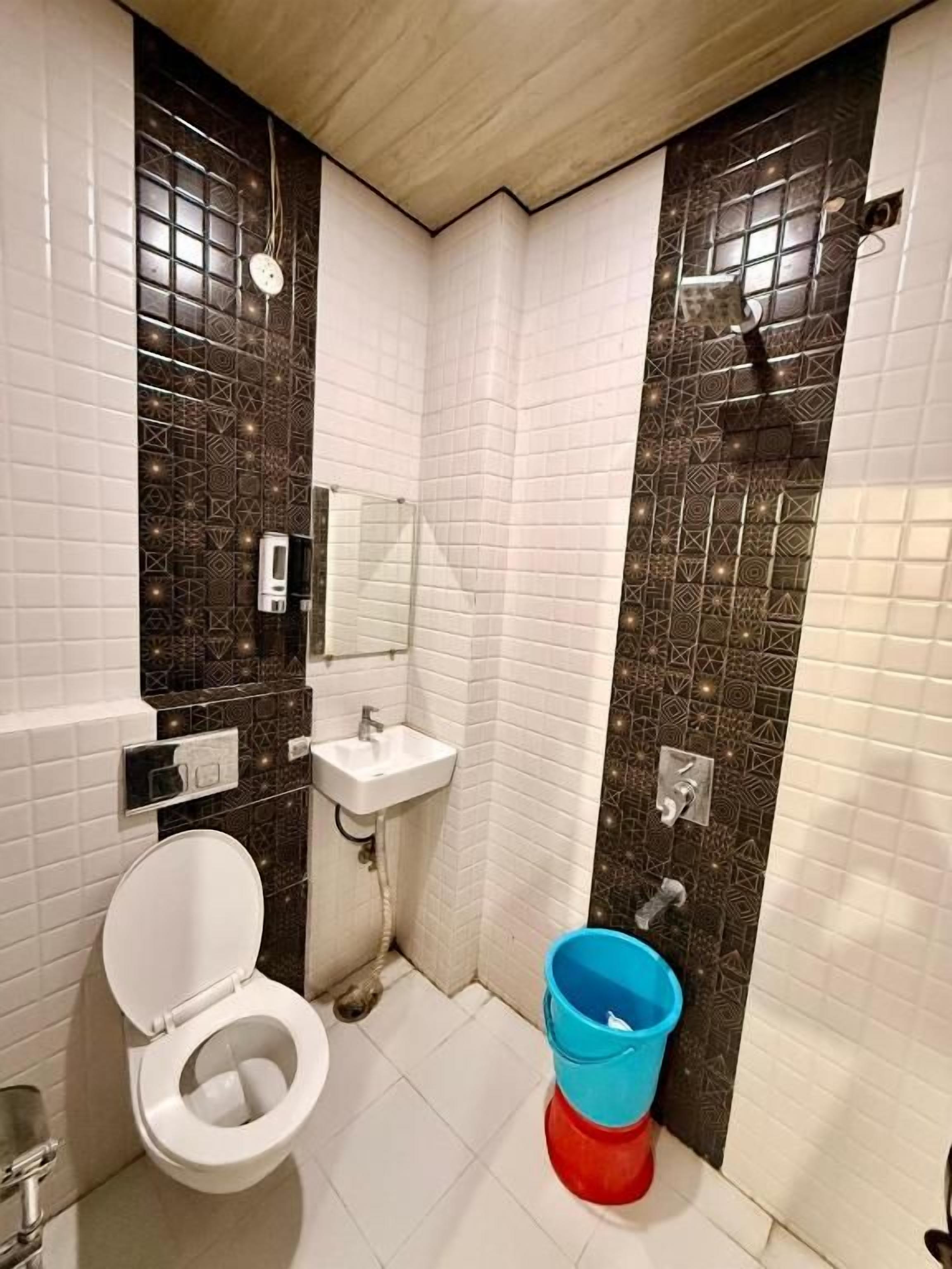 Deluxe Double Room | Bathroom | Shower, free toiletries, towels, soap