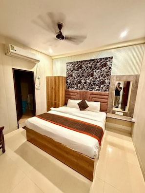 Desk, laptop workspace, free WiFi - RAJ by Vaishno Miles (Haridwar)