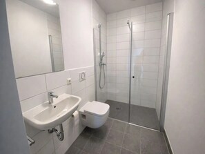 Bathroom - Perfect 2-bedroom Penthouse apartment with a king-size balcony in Straubing (Straubing)