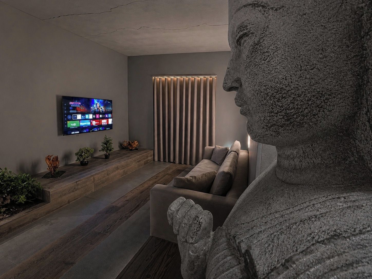 Uma sala de estar moderna com uma escultura de pedra, uma TV de tela plana e um sofá.