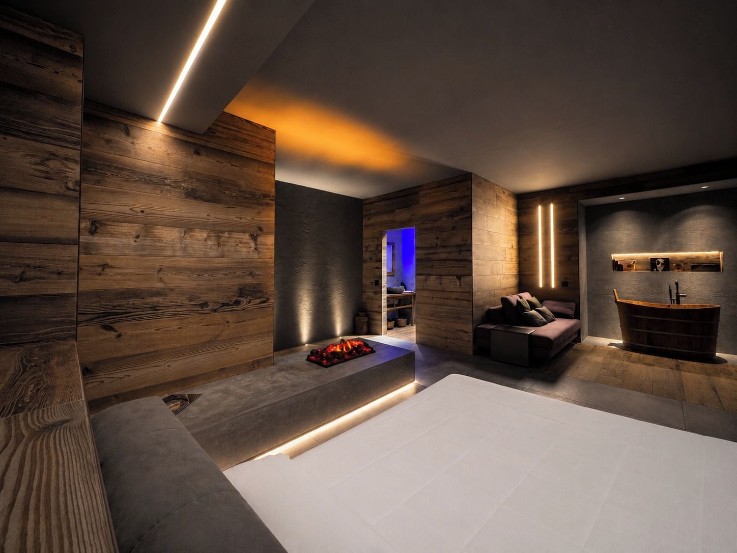 Un intérieur moderne avec un mur en bois, un canapé, une baignoire et une petite étagère ornée d’objets décoratifs.