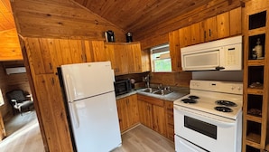 Private kitchen - Bayou Bengal Bungalow Fire Pit-Grill-Screened Porch-Near LSU & Bars Restaurants (Baton Rouge)