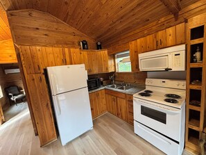 Private kitchen - Bayou Bengal Bungalow Fire Pit-Grill-Screened Porch-Near LSU & Bars Restaurants (Baton Rouge)