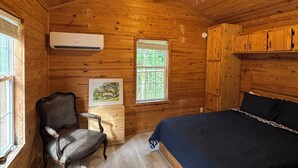 Room - Bayou Bengal Bungalow Fire Pit-Grill-Screened Porch-Near LSU & Bars Restaurants (Baton Rouge)
