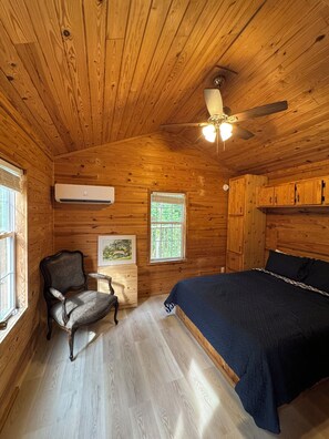 Room - Bayou Bengal Bungalow Fire Pit-Grill-Screened Porch-Near LSU & Bars Restaurants (Baton Rouge)