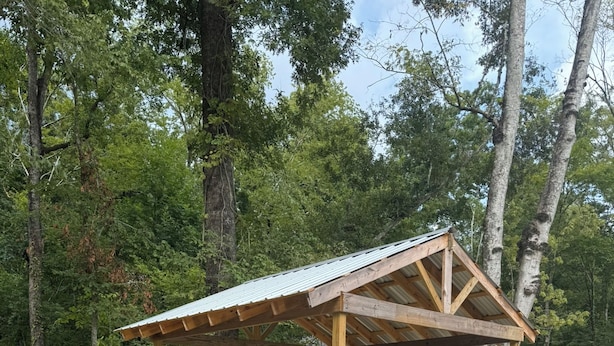 Outdoor dining - Bayou Bengal Bungalow Fire Pit-Grill-Screened Porch-Near LSU & Bars Restaurants (Baton Rouge)