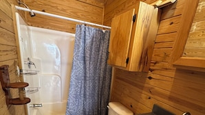 Bathroom - Bayou Bengal Bungalow Fire Pit-Grill-Screened Porch-Near LSU & Bars Restaurants (Baton Rouge)