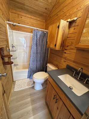Bathroom - Bayou Bengal Bungalow Fire Pit-Grill-Screened Porch-Near LSU & Bars Restaurants (Baton Rouge)
