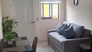 Living area - Modern & Secure 2 Bedrooms Zapopan Gem - Perfect for Families & Trips (Zapopan)