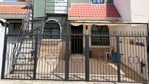 Exterior - Modern & Secure 2 Bedrooms Zapopan Gem - Perfect for Families & Trips (Zapopan)