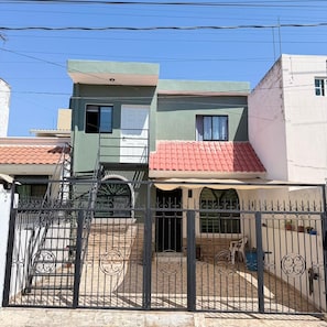 Exterior - Modern & Secure 2 Bedrooms Zapopan Gem - Perfect for Families & Trips (Zapopan)