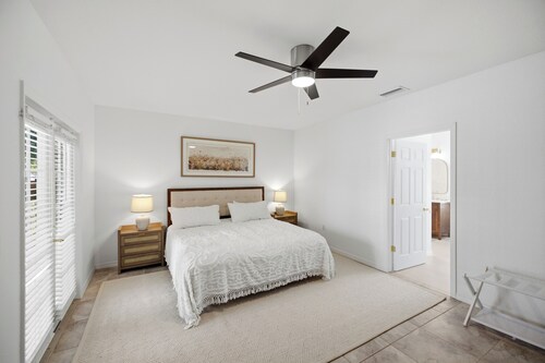 Spacious 4-bedroom house in Englewood with a pool & 9 minuted to the Beach