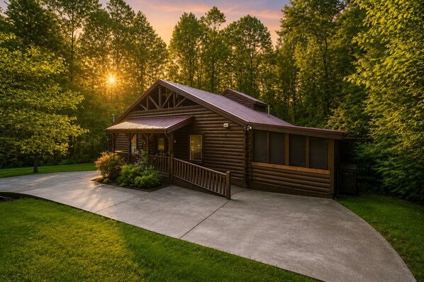 Exterior - Private Theater & Hot tub with Arcade and 3 King Beds (Sevierville)