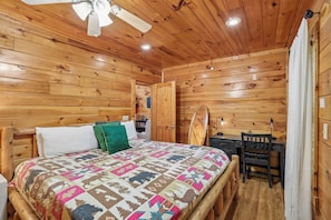 Room - Private Theater & Hot tub with Arcade and 3 King Beds (Sevierville)
