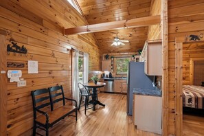 Room - Private Theater & Hot tub with Arcade and 3 King Beds (Sevierville)
