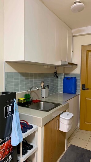 Private kitchen - Rozhel Cozy Studio Retreat | 8 Spatial Davao | Fast Wifi | Netflix | Pool & Gym (Davao City)