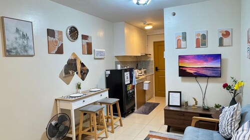 Rozhel Cozy Studio | 8 Spatial Davao | Fast WiFi | Netflix | Pool & Gym