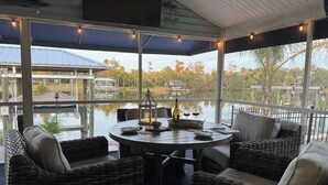 Outdoor dining - The Yellow Bungalow in Riverview is a cozy holiday home on the Alafia river. (Riverview)